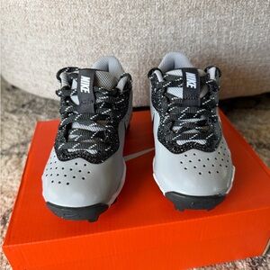 Nike Alpha Huarache 4, Kids Black and Gray Baseball Cleats - Brand New